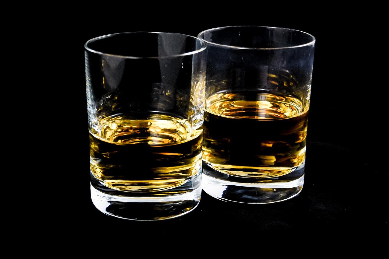 Que contient un coffret fiole whisky et pourquoi est-il le cadeau parfait pour les amateurs de whisky ?